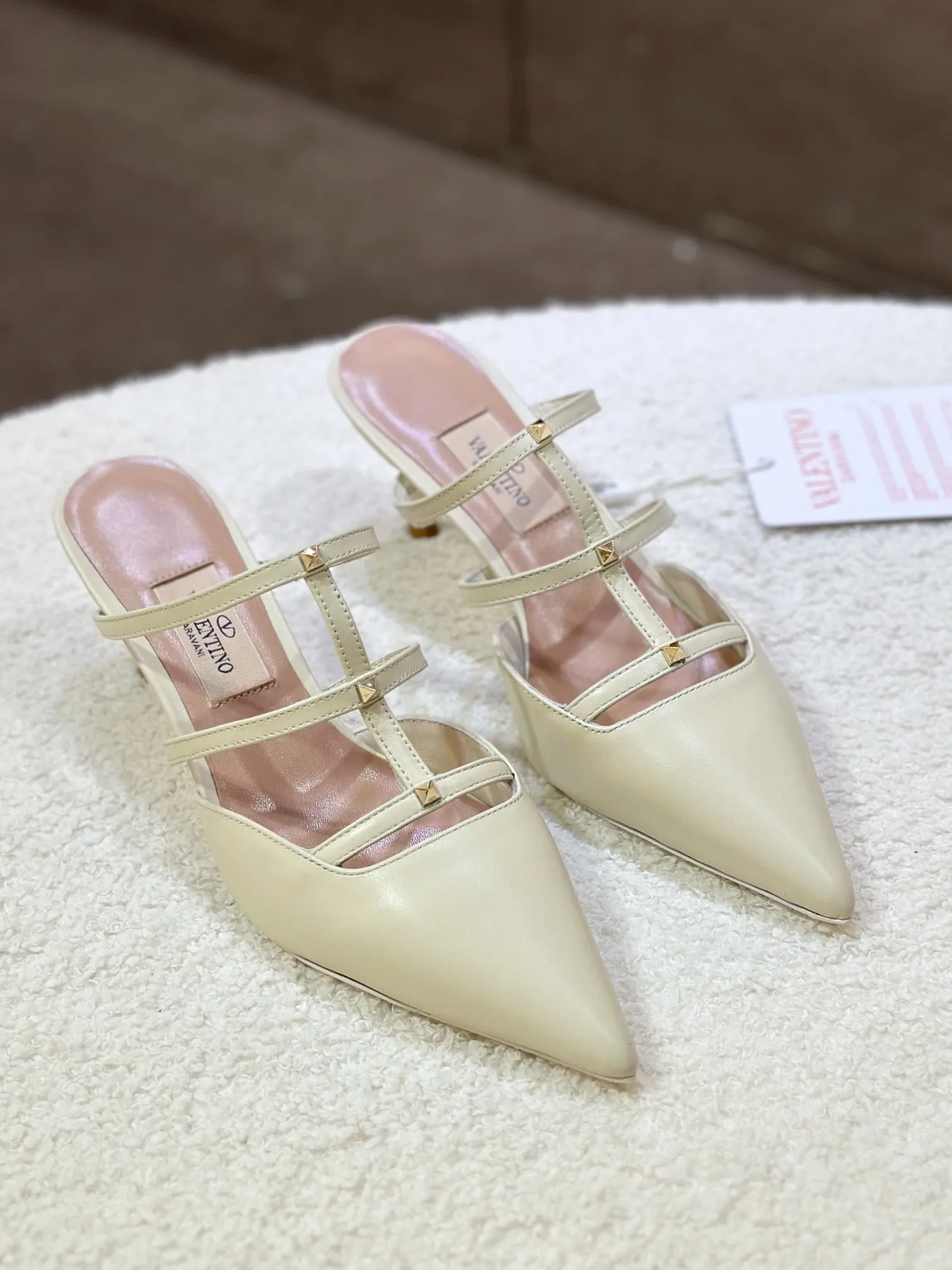 👟👟Ex-factory price 540👟👟 🛒 VALENTINO 2024 latest ROCKSTUD rivet decorated three-strap back hollow sandals🔥🔥🔥 🕳️🕳️🕳️ ●━━━━━━─────────✔Exclusive original 1-1 development, no product without original version (made entirely of genuine leather🉑️Shop around) 〰 ɪɴѓᴏʀᴍᴀᴛɪᴏɴ 〰 Buckle: Pyramid rivet 0.5X0.5 hardware Material: calfskin + pyramid rivets Lining: full-grain sheepskin Outsole: Italian through-dyed cowhide Midsole: Italian original craft material Process: computer stitching, machine shaping Heel height: 6.0cm Color: black, off-white, apricot powder Ready stock code: 35 36 37 38 39 Ready stock Customized code: 34 40 41 No return or exchange